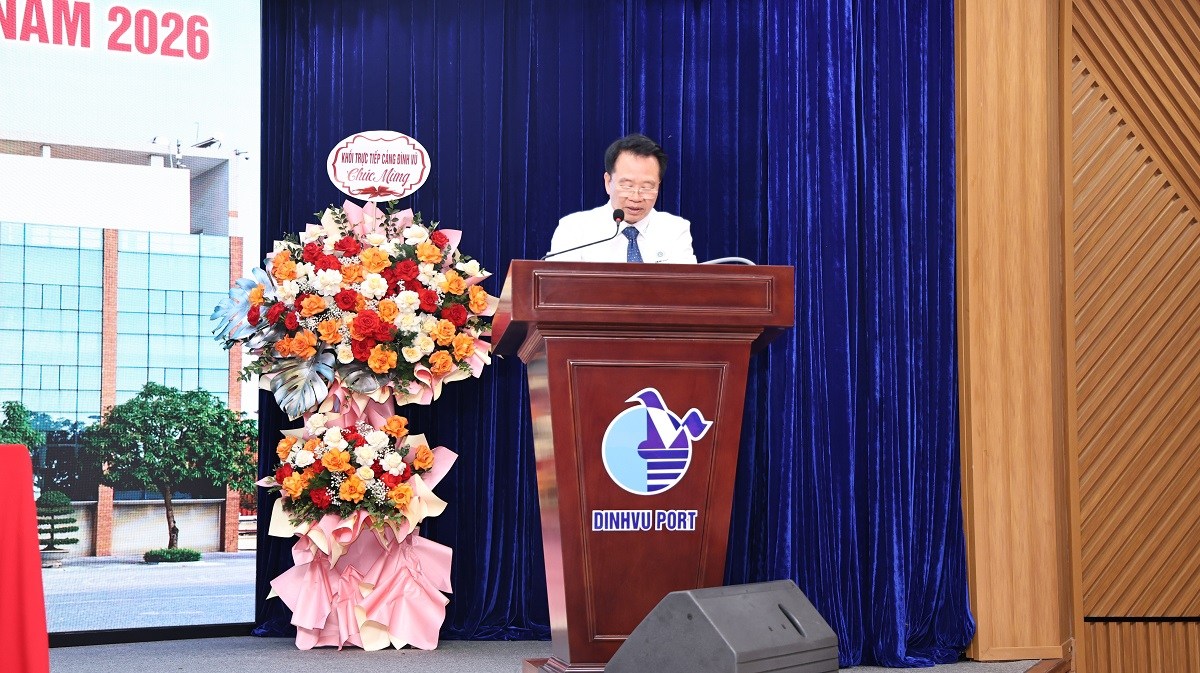 Ông Nguyễn Tiến Dũng - Phó CT HĐQT Công ty trình bày các Tờ trình các vấn đề cần biểu quyết thông qua